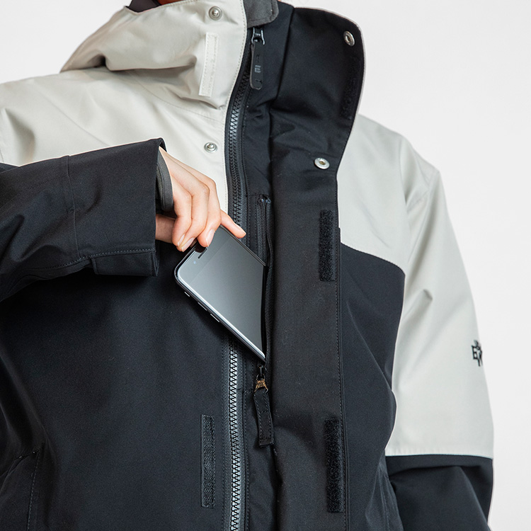 フロントフラップアンダーポケット