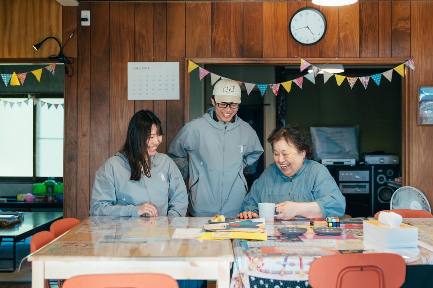 地域の人と協力隊の談話風景