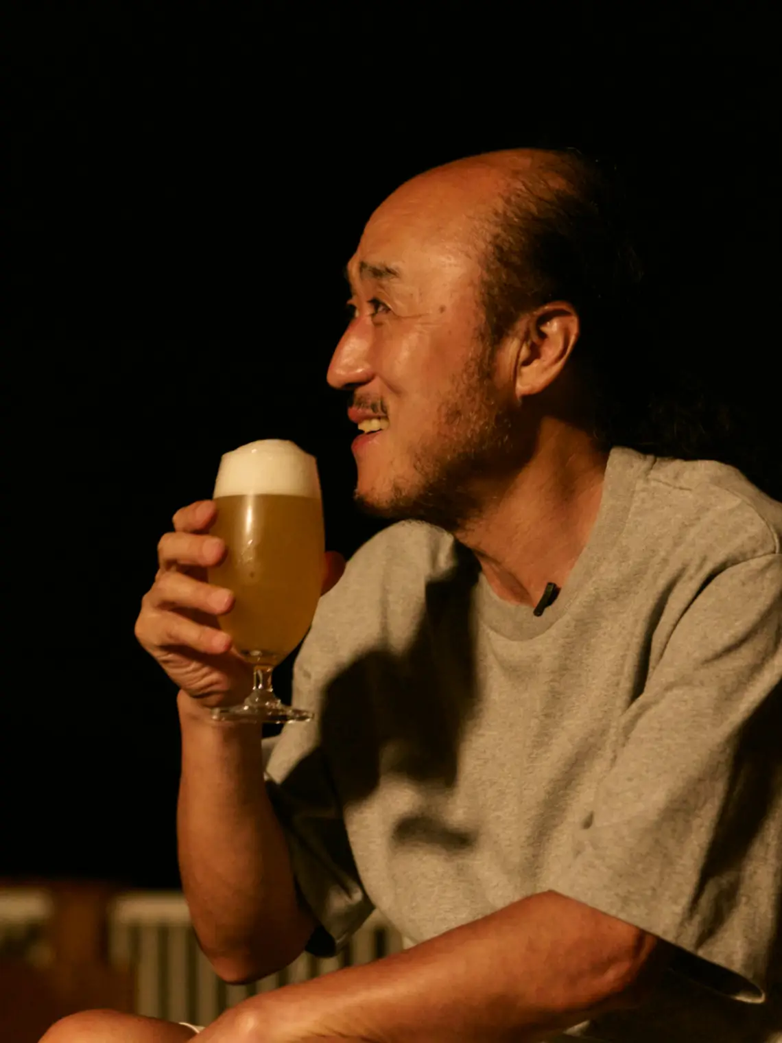 ビールを飲む高砂さん