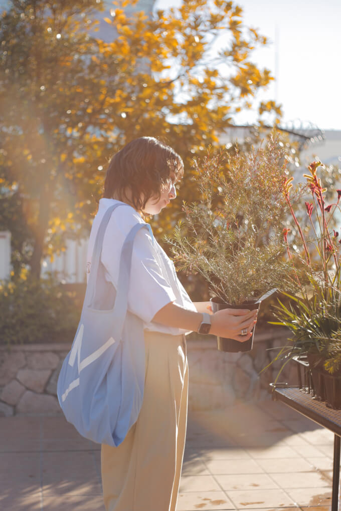 植物に触れている女性